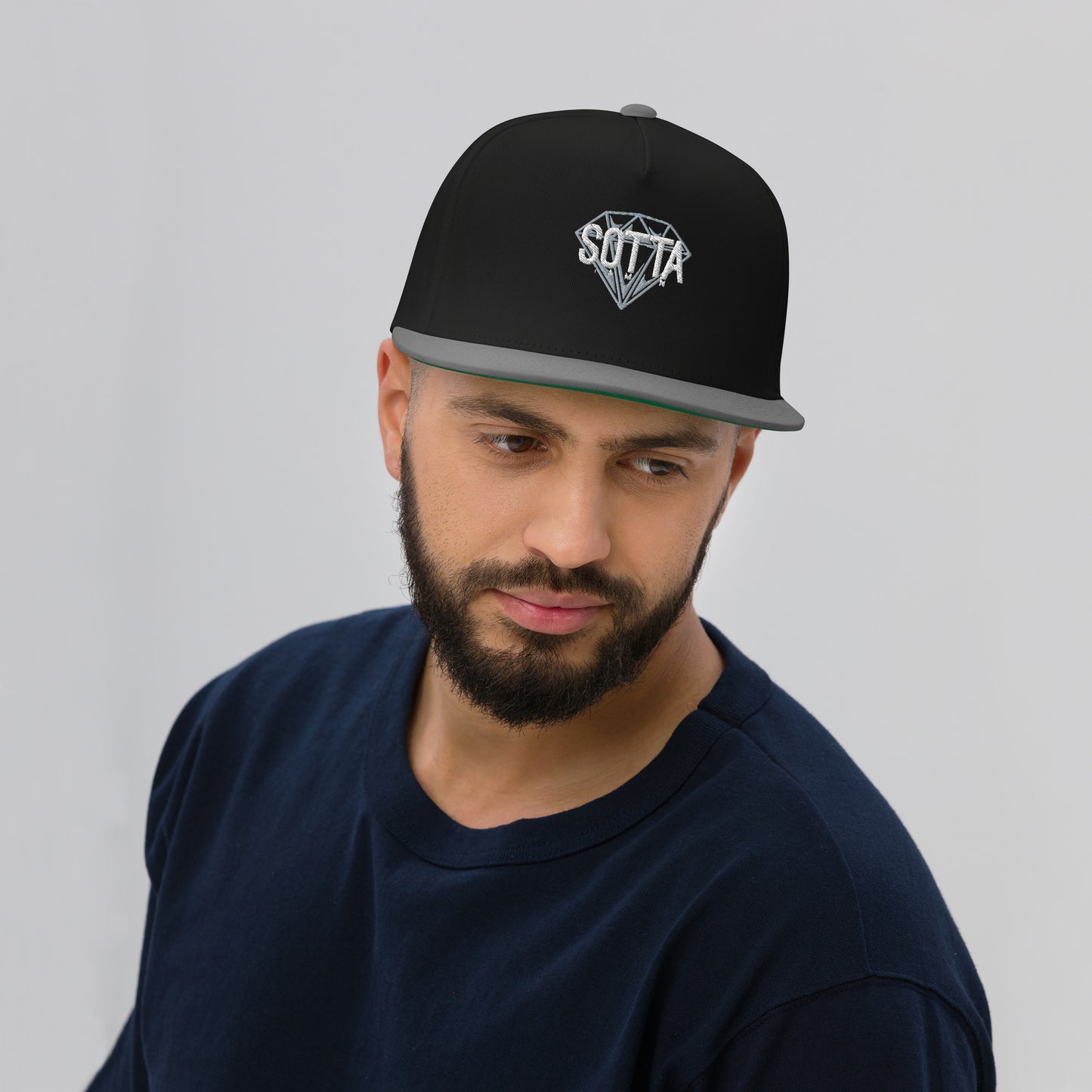 Gorra de visera plana bordada