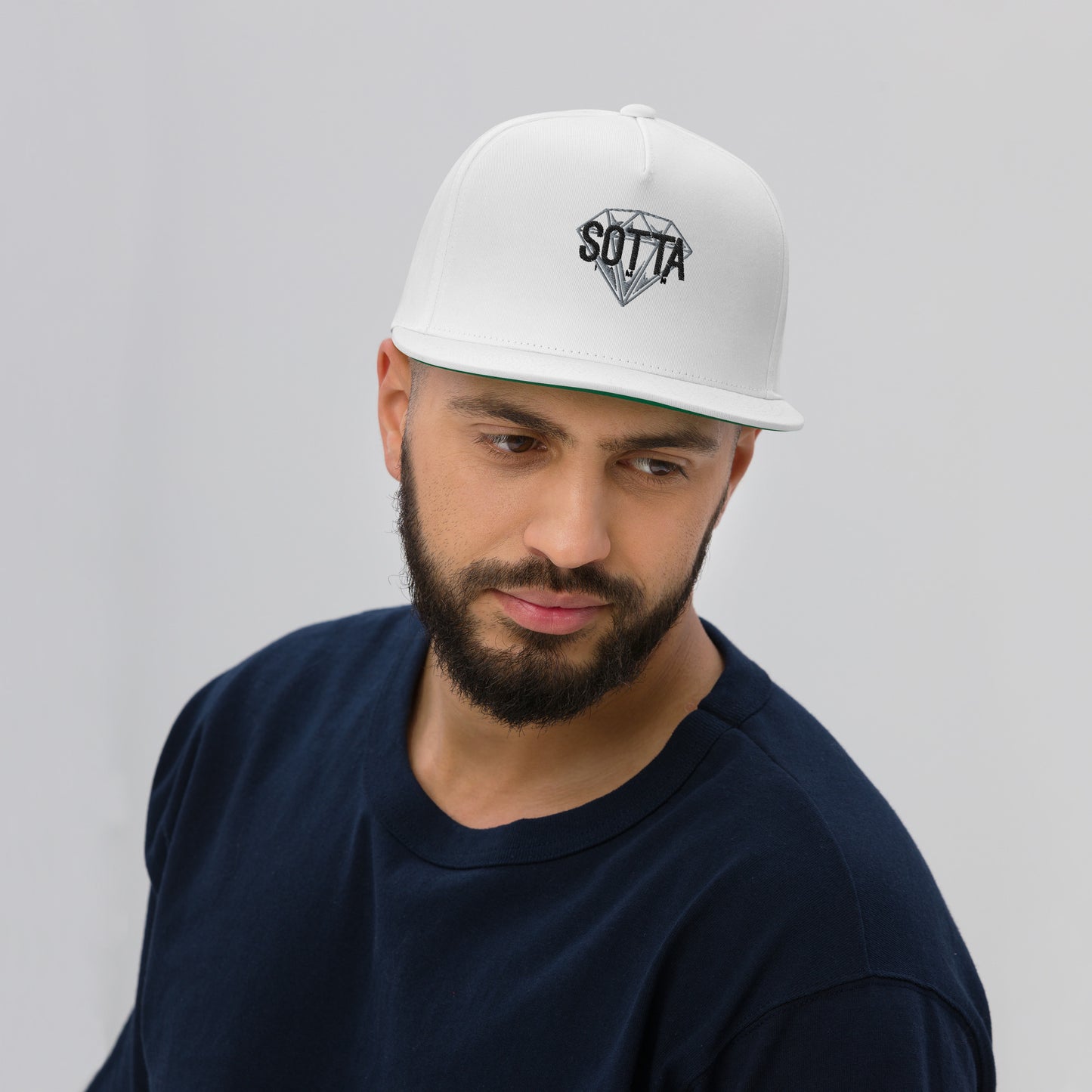 Gorra de visera plana bordada